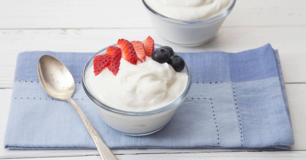 Greek-yogurt-with-berries -1