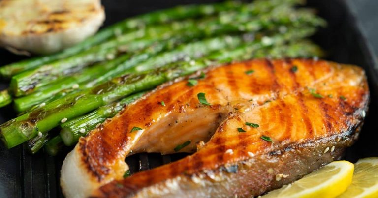 Lemon Garlic Salmon with Asparagus – A Healthy and Delicious Meal!