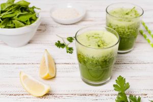 Green smoothie with lemon and spinach for fatty liver detox