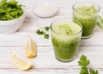 Green smoothie with lemon and spinach for fatty liver detox