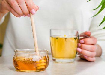 Herbal teas and water for hydration – natural ways to prevent UTIs