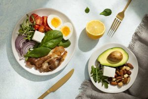 Healthy plate of keto-friendly foods illustrating the ketogenic diet