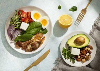 Healthy plate of keto-friendly foods illustrating the ketogenic diet