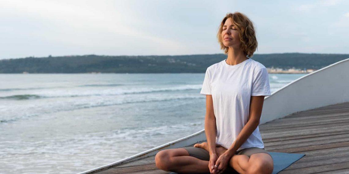 woman meditating outdoors during a digital detox boosts mental health