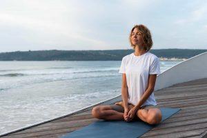 woman meditating outdoors during a digital detox boosts mental health