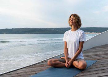 woman meditating outdoors during a digital detox boosts mental health