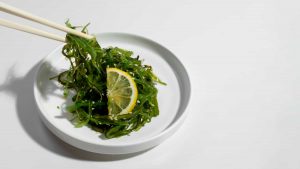 Fresh seaweed on a plate showcasing seaweed nutrition benefits