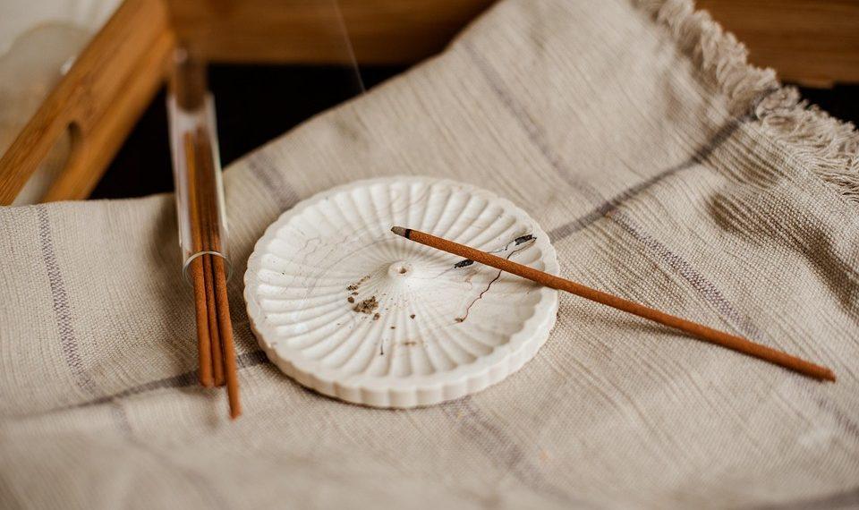 7 Essential Oils to Transform Your Mood Instantly