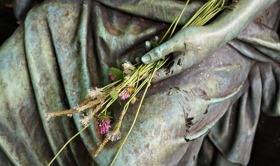 10 Anti-Aging Foods That Make You Look Younger Fast