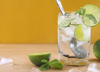 Cold lime and mint cocktail served with ice cubes.