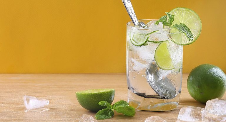 Cold lime and mint cocktail served with ice cubes.