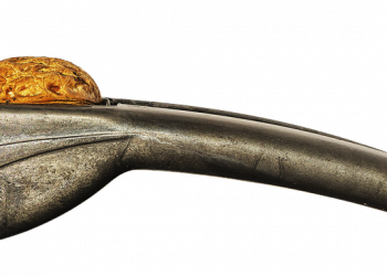 nutcracker breaking walnut