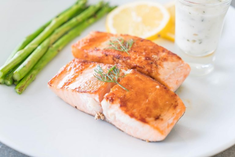 Grilled salmon with asparagus and lemon sauce.