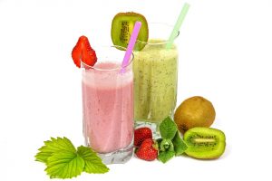 Strawberry and kiwi smoothies with fresh fruits.