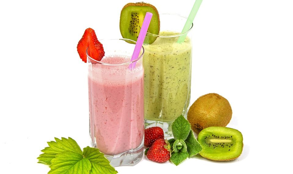 Strawberry and kiwi smoothies with fresh fruits.