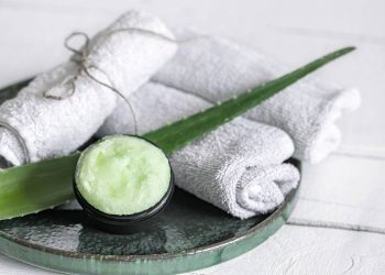 Aloe scrub with towels on spa tray